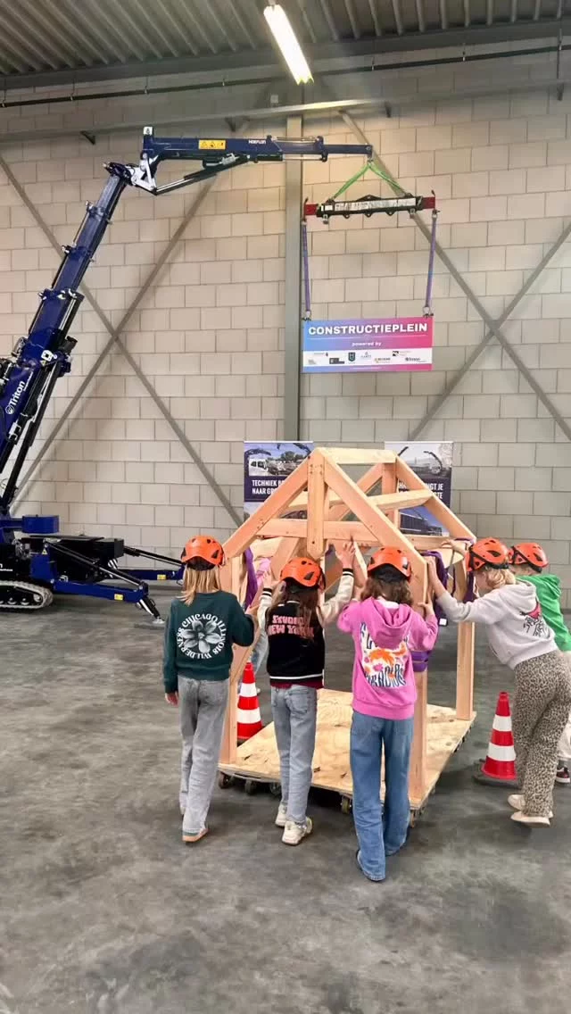 Triton Transport Techniek aanwezig op de Dag van de Techniek in Hilvarenbeek.
Mooie organisatie vanuit Midpoint Brabant om de groepen 7 & 8 van de basisscholen uit de gemeente en klas 1 &2 van het voortgezet onderwijs rondom de gemeente enthousiast te maken voor het technisch vak 🏗️🔧⚙️🔩⛓️⚙️.
4 pleinen met 16 gemotiveerde ondernemende bedrijven uit de gemeente die dit samen realiseren op een schitterende locatie.
500 kinderen een huisje laten transporteren met het hijsportaal en karrenset…..en geen pionnen raken🔍…..en veiligheid voorop 🪖💪🏼👌🏼