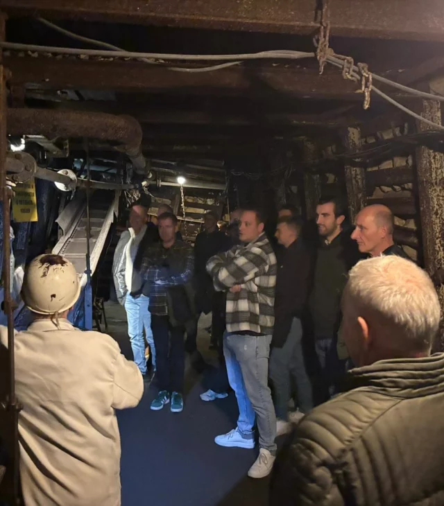 Personeelsfeest 2025.
Afgelopen zaterdag met een touringcar afgereisd naar het zuiden des lands.
Onderweg goed voorzien van 🥖🍹 en na een flinke omweg (🇩🇪) aangekomen in Valkenburg.
Daar kregen we een rondleiding in een steenkolenmijn. Indrukwekkend om te zien hoe onze voorouders met zware arbeid ⛏️⛓️😤 en machines, diep onder de grond, “Industriële  verhuizingen” uitoefenen om het steenkool te delven.
Daarna door naar Echt waar we een kart 🏎️ heat kregen. Onze Chauffeurs en Machinisten konden hun drivers skills laten zien 💪🏼. En dat ging er fanatiek tegen aan 🥵 met 3 heats van 10 min.
Goed dat het in ons dagelijkse transport er niet zo aan toe gaat 🫣, iets met schadeformulieren en pijnlijke ribben.
Met een mooie overwinning 🏆retour naar Herberg den Hemel voor een heerlijk diner 🥩 met de nodige koude 🍺🍺🍺
Geslaagde dag geweest 😁