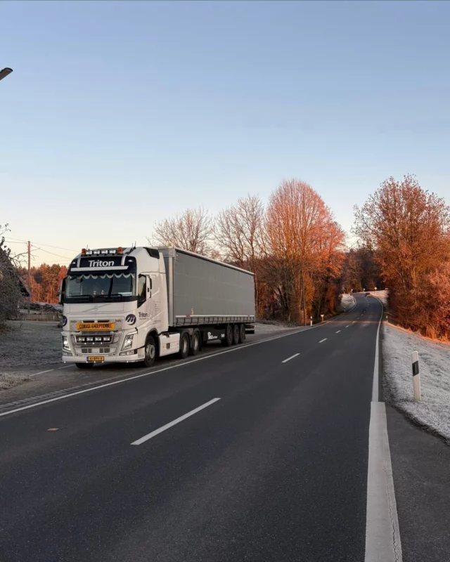 ❄️SNEEUW❄️
Hier in Nederland 🇳🇱 nog niet!
Maar onze collega stond met zijn trekker-oplegger een machinelijn te laden in Traunreut zuid Duitsland 🇩🇪….bij -10🥶 en sneeuw ⛄️.
Dezelfde dag was 1 van onze machineploegen in Neudorf Luxemburg 🇱🇺 3 grote ovens aan het plaatsen, die zagen ook sneeuw ⛄️.
Mooie foto’s in winterse internationale omstandigheden 🤩🥶
Voor meer info over onze nationale en internationale machineverhuizingen….neem contact op met ons 🔱💪🏼