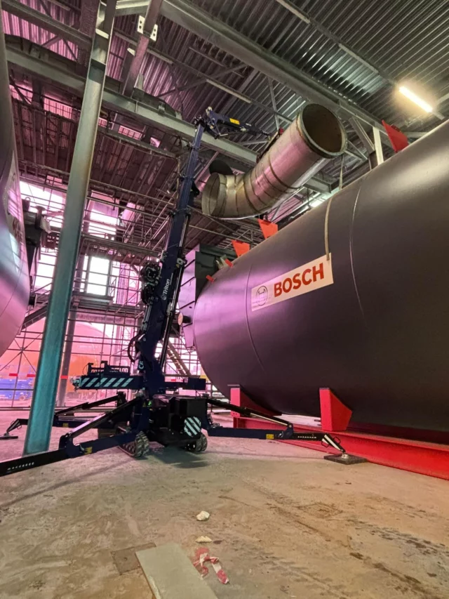 🚧 Projectupdate: Rookgasafvoer WOS De Sleutel – Leiden

Met trots kijken we terug op een mooi project dat wij recent hebben uitgevoerd voor Bosch Thermotechniek, in samenwerking met Array Industries. Voor het nieuwe ketelhuis van de piek- en backup-installatie (P&BU) bij WOS De Sleutel in Leiden hebben wij namens Triton TransportTechniek de complete rookgasafvoerkanalen geplaatst.

Deze installatie maakt onderdeel uit van het warmteoverdrachtstation dat Vattenfall bouwt om de warmte van WarmtelinQ door te zetten naar het Leidse warmtenet. Een belangrijke stap in de verduurzaming van de regio.

🔧 Ons werk in cijfers:
• 9 roestvrijstalen afvoerkanalen
• Diameter: 1250 mm
• Gewichten rond 700 kg per stuk
• Lengtes tot 6 meter
• Geplaatst met 2 minikranen tussen constructie, leidingwerk en kabelgoten in
• en vooral: vakmanschap van onze machinisten en de monteurs

We zijn trots dat we met onze expertise hebben kunnen bijdragen aan dit duurzame energieproject. Heeft u ook een uitdaging? Bel gerust!

#TritonTransportTechniek #WarmtelinQ #Vattenfall #BoschThermotechniek #ArrayIndustries #energieproject #duurzaamheid #techniek #samenwerken #vakmanschap