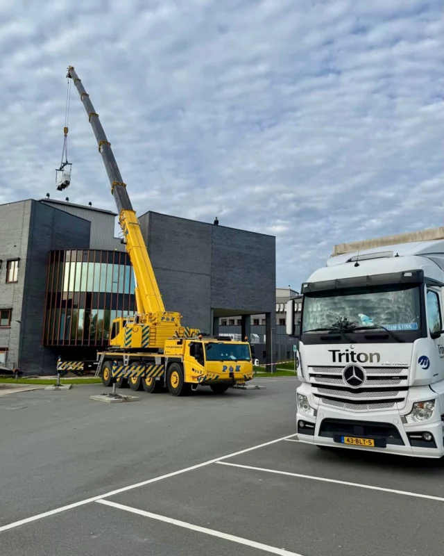 Week (en) overzicht 🔱💪🏼🪝

Afgelopen weken weer mooie afwisselende projecten gehad:

In het Deventer ziekenhuis hebben we samen met P&K kraanverhuur voor Kropman warmtewisselaars uitgewisseld. 🥶🥵
Gewicht 4100 kg.

In Tilburg plaatste we met onze 52TM en Hoeflon C6 een kunst constructie in de Spoorzone voor Leenders RVS 🤩

Onze trekker-oplegger reisde samen met van LoonXL af naar Traunreut🇩🇪 
We laden daar diverse machine onderdelen en 2 grote silo’s.
Silo’s zijn 14mtr lang en 3,5mtr doorsnee.
Deze werden in Nederland🇳🇱 gelost met onze 95TM en 52TM.

Voor Snel-Dakkapel plaatste we dakkapellen 🏠 in Breda.
In opdracht voor Jenniskens kraanverhuur.

In Sittard plaatste we glas voor Lealti Middelbeers. 👌🏼

Afwisseling is onze kracht 💙🔱💙

#kropmaninstallatietechniek #vanloonxl #tremcocpg #snel-dakkapel #jenniskenskraanverhuur #lealti #leendersrvs #p_en_k_kraanbedrijf #hoeflonc6