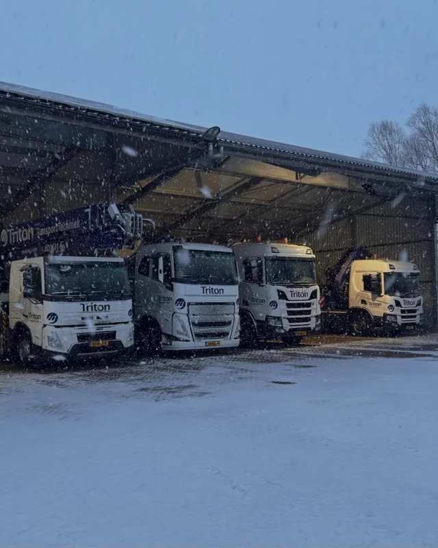 CODE ORANJE ❄️🥶!!

Een aantal machinisten trotseren de kou 🥶 en sneeuw ❄️ om onze klanten te helpen.
De rest werkt hard 💪🏼 in de werkplaats.
Keuren van de hijsmiddelen in de gereedschapwagens, smeren van de aanhangwagens, steuntjes Tig ⚡️lassen, onderhoud….
Van alle markten thuis 👌🏼🤩 🔱

Alles 100% in orde voor het betere weer ☀️