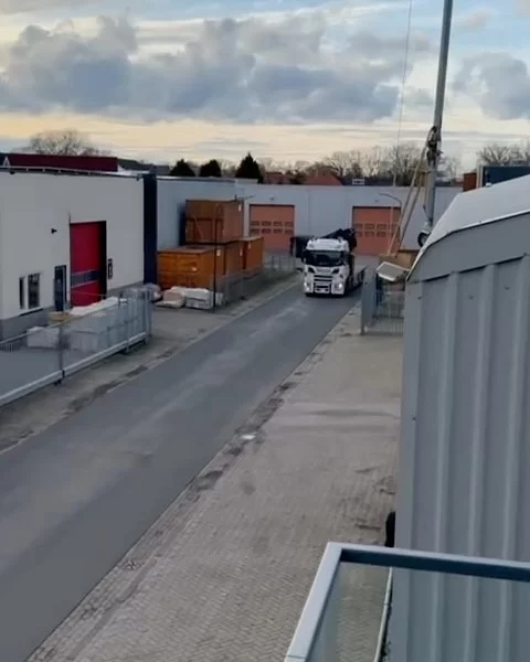 NEW NEW NEW 🤩💙🔱

Afgeleverd met een gezellige BBQ 🍗🍔🍺
Onze zwaarste kraan, een 125 Tonmeter 💪🏼

Scania  R420 8x2*6 wide spread. 
Asconfiguratie van voor naar achter 10t, 10t, 11,5t, 10t.
Volledig luchtgeveerd, minimale laadbakhoogte van 102cm.

Fassi F1250R.2.9-HXP TECHNO
9 delen hoofdmast 21,70 mtr 3425kg.
6 delen jib 33,40mtr 1000kg
Dubbele zwenkmotoren.
3 extra handdelen.
Alle mogelijke extra verlichting op de kraan en op de stempelpoten.
Stempels voorzijde.
Dubbele PTO pomp.
Rondom rvs kisten afgewerkt.

#kluytmans #fassi #scanıa #bbq